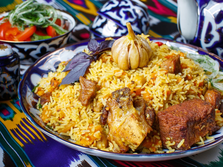 Laganda tortilgan palov — kafe menyusidagi taom